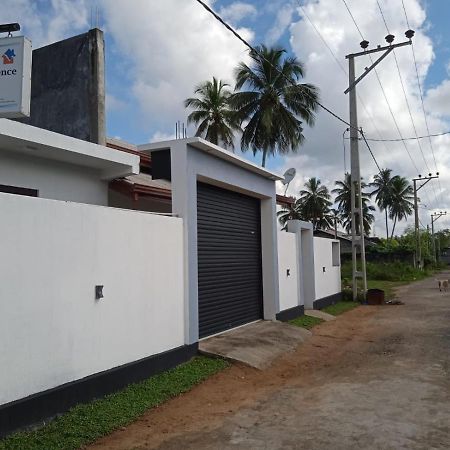 Queens Airport Residence Negombo Bagian luar foto