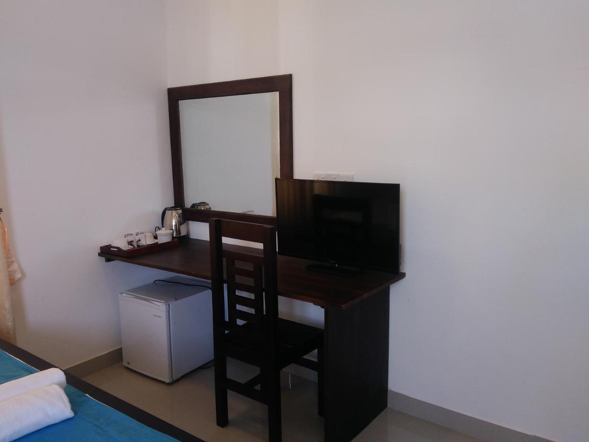 Queens Airport Residence Negombo Bagian luar foto