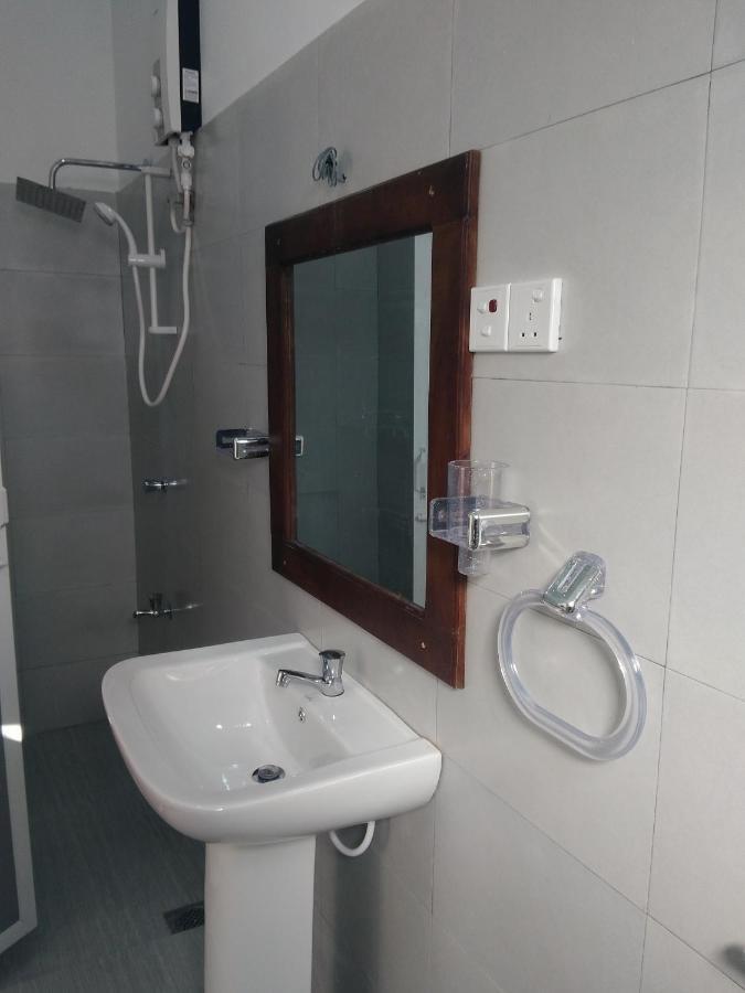 Queens Airport Residence Negombo Bagian luar foto